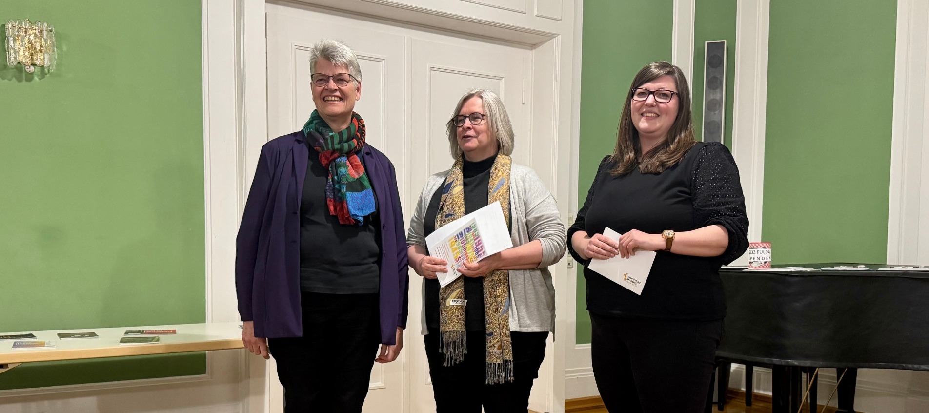 v.l.n.r. Landeskirchenmusikdirektorin i.R. Christa Kirschbaum, Edith Harmsen (Dezernentin Kirchenmusikinstitut), Ivona Gebala (Katholische Akademie)